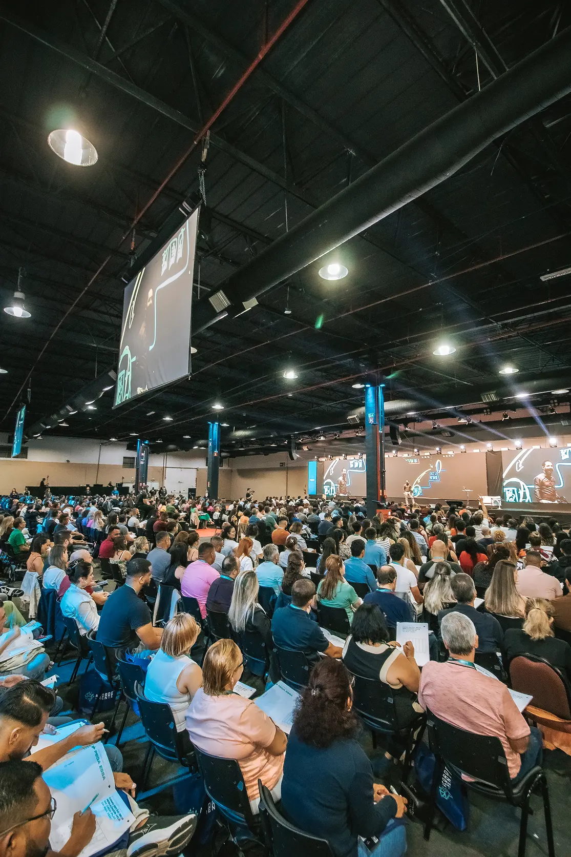 Grande evento presencial atual da IAM Treinamentos com plateia lotada